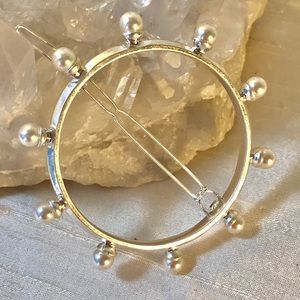 ⚪️Silver Circle & Pearl Barrette⚪️